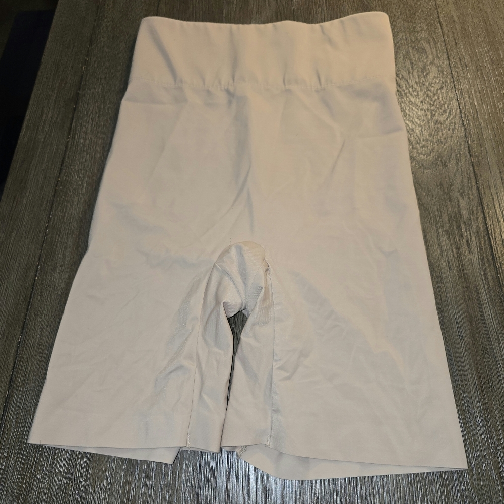 Bali Sz. Medium Nude Shapewear Shorts